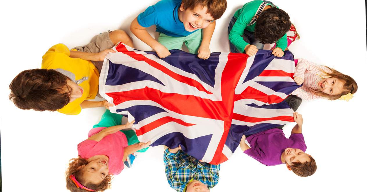 Vista de niños agarrando una bandera del Reino Unido.