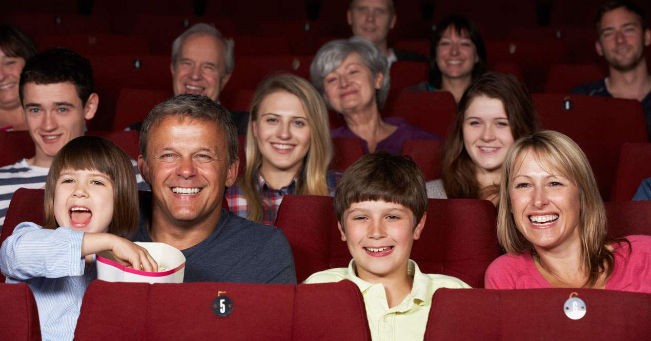 Familia disfrutando de una obra de teatro educativo.