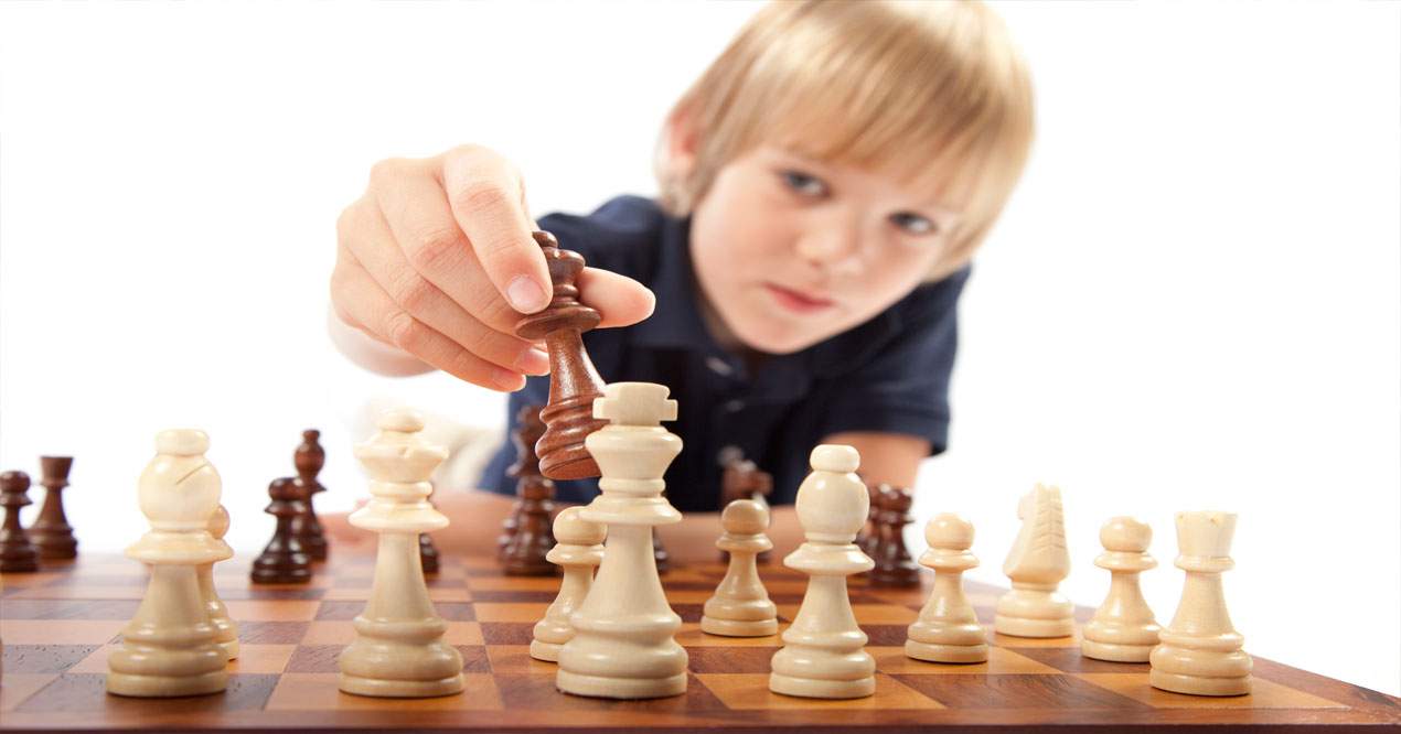 Niño jugando al ajedrez.