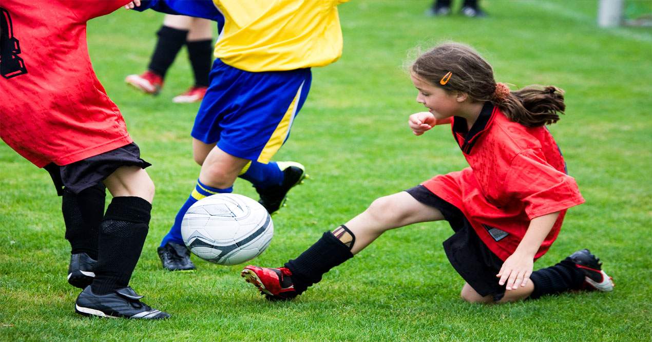 Niñas jugando al fútbol, una de las actividades extraescolares más populares de primaria.