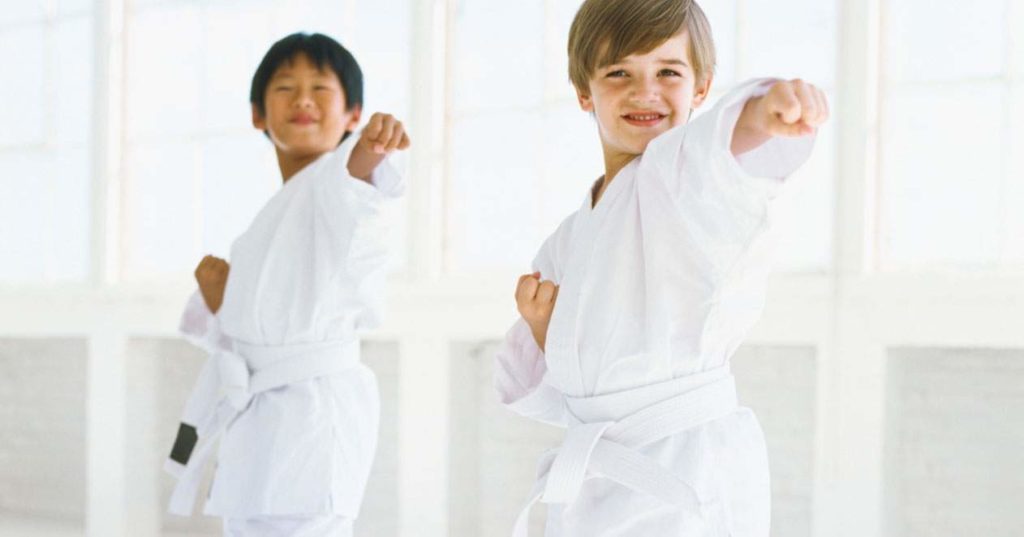 Niños practicando artes marciales como actividad extraescolar.