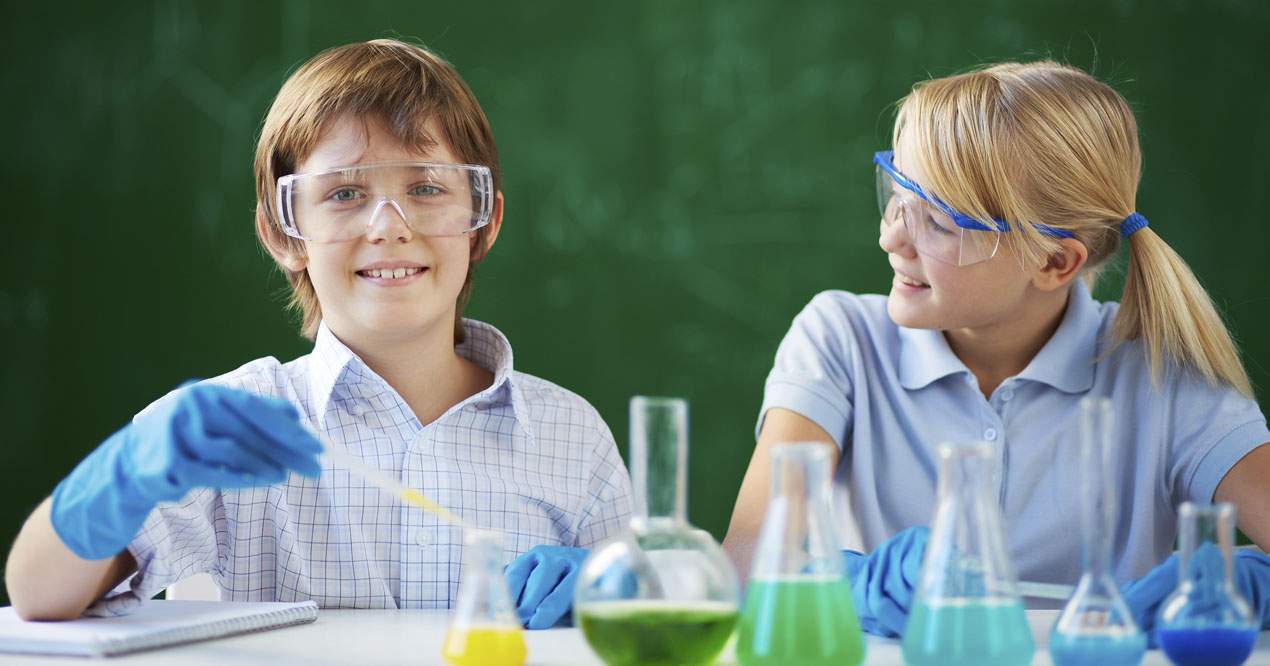 Niños en clase extraescolar de ciencias.