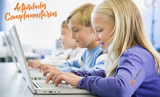 Niños delante de un ordenador en clase