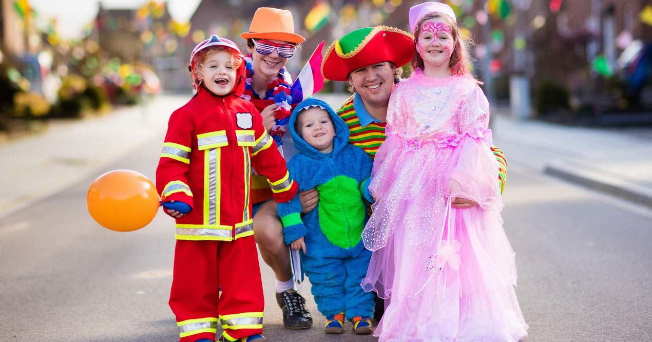 Niños disfrazados de distintas cosas en carnaval.