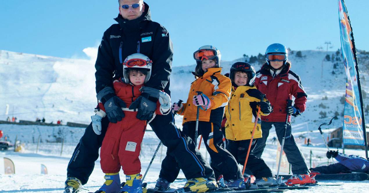 Familia esquiando.